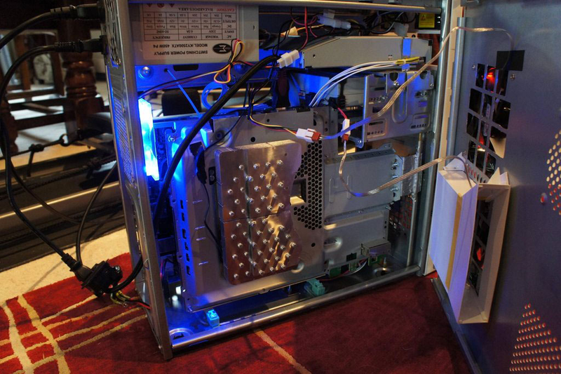 Illustration for article titled Guy Merges Xbox 360 and PlayStation 3 Into One Single Console